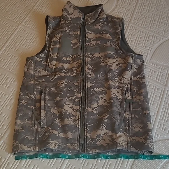 Digital Camouflage Vest - Picture 3 of 5